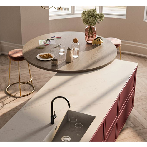 Комбинации стола и столика для закусок REGOLO и PLANA.